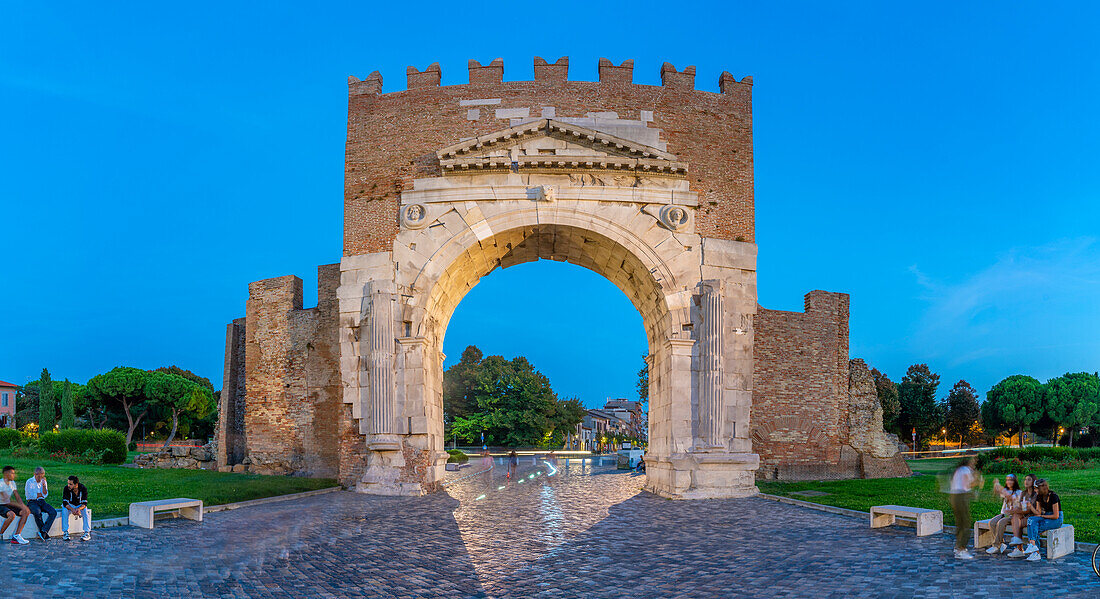 Blick auf den Augustusbogen (Arco d'Augusto) in der Abenddämmerung, Rimini, Emilia-Romagna, Italien, Europa