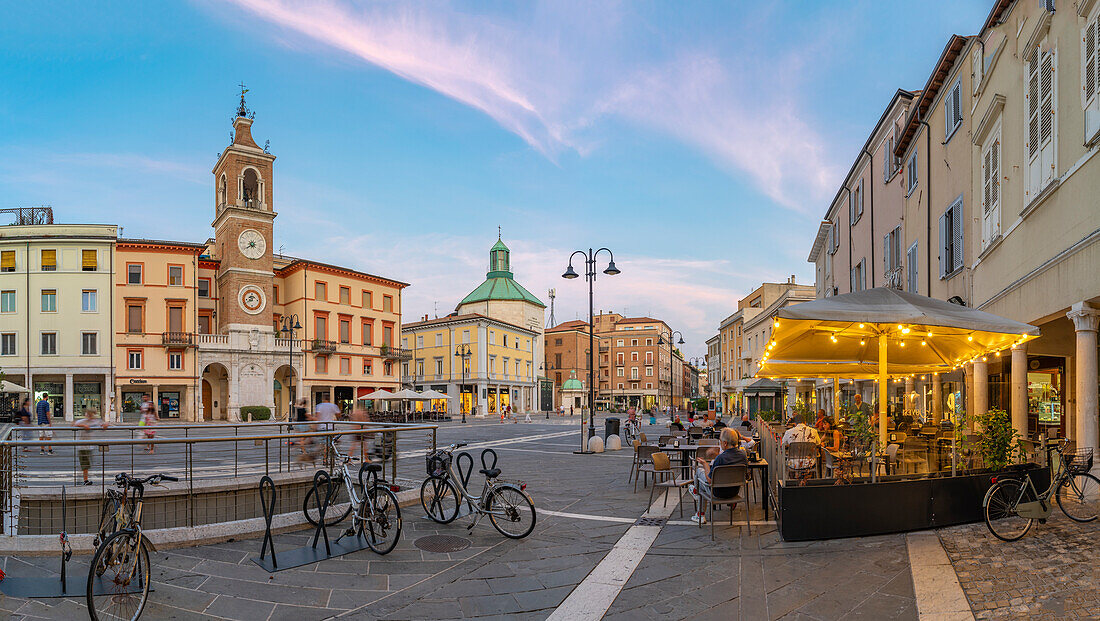 Blick auf Restaurant und Gebäude auf der Piazza Tre Martiri, Rimini, Emilia-Romagna, Italien, Europa