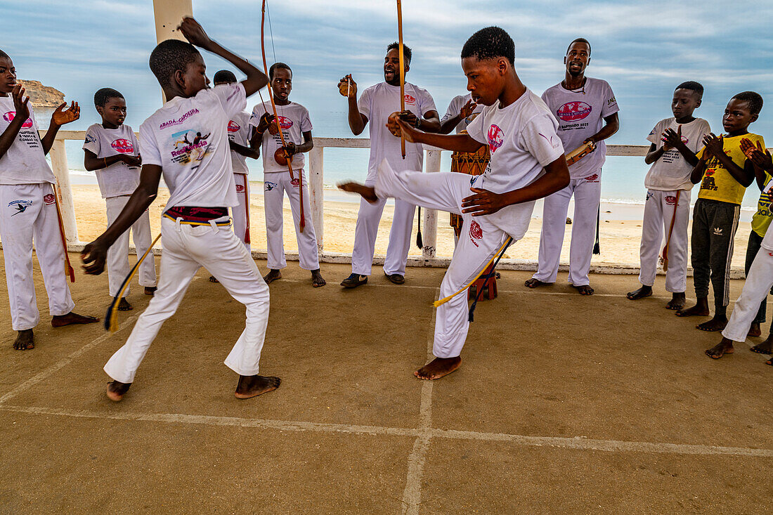 Junge Jungen üben Capoeira, Baia Azul, Benguela, Angola, Afrika