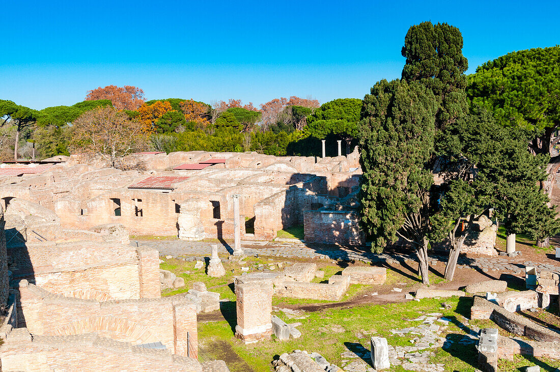 Blick von oben auf die archäologische Stätte Ostia Antica, Ostia, Provinz Rom, Latium (Lazio), Italien, Europa