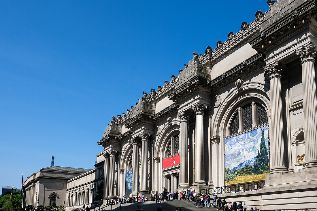 Blick auf das Metropolitan Museum of Art (The Met), gegründet 1870, das größte Kunstmuseum Amerikas, New York City, Vereinigte Staaten von Amerika, Nordamerika