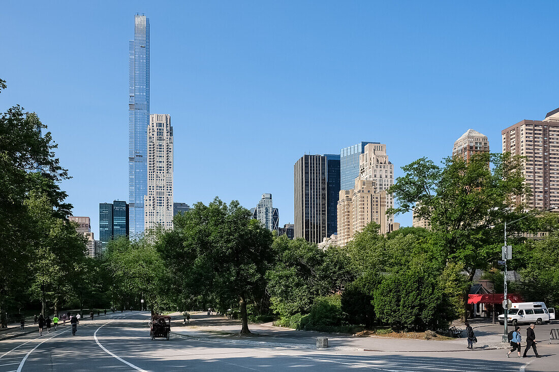 Stadtbild von New York City vom West Drive aus gesehen, dem westlichsten der landschaftlich reizvollen Drives des Central Park, eingebettet zwischen den Stadtvierteln Upper West Side und Upper East Side in Manhattan, New York City, Vereinigte Staaten von Amerika, Nordamerika