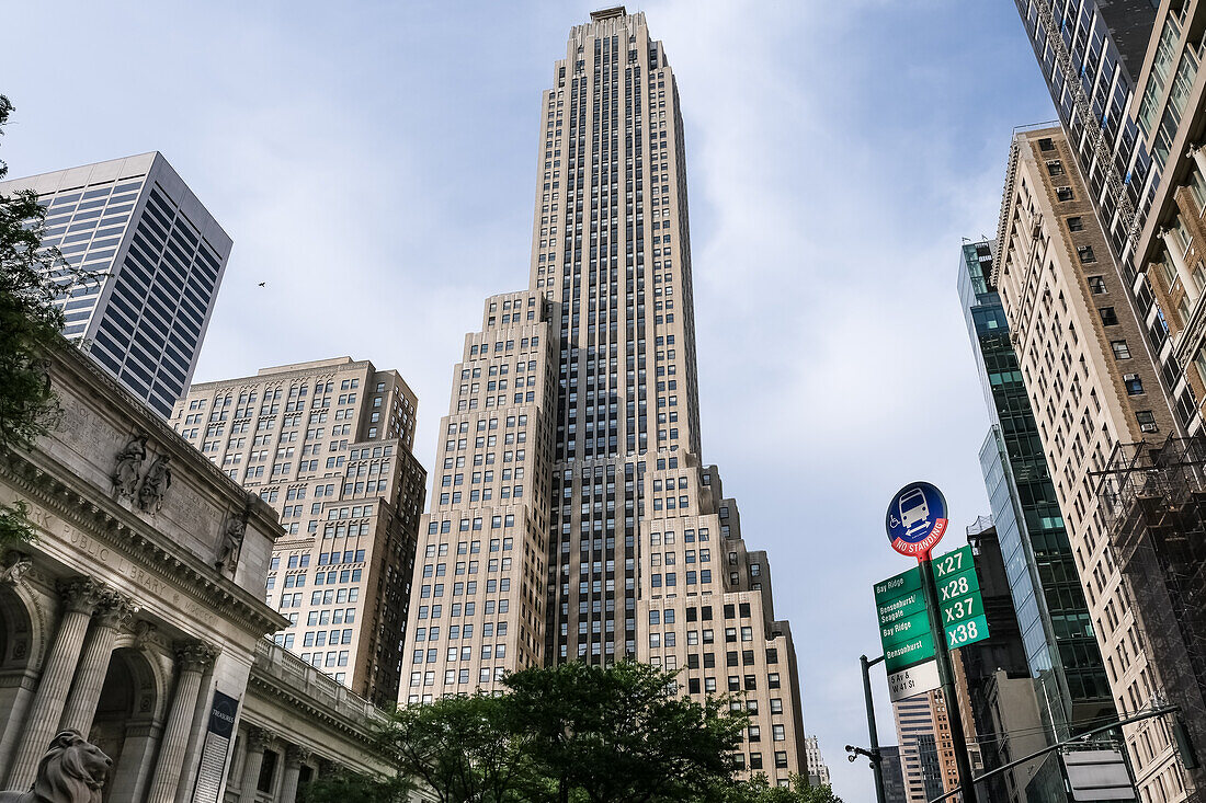 Architektonisches Detail der Kreuzung an der 5th Avenue und der West 41st Street im Herzen von Manhattan, New York City, Vereinigte Staaten von Amerika, Nordamerika