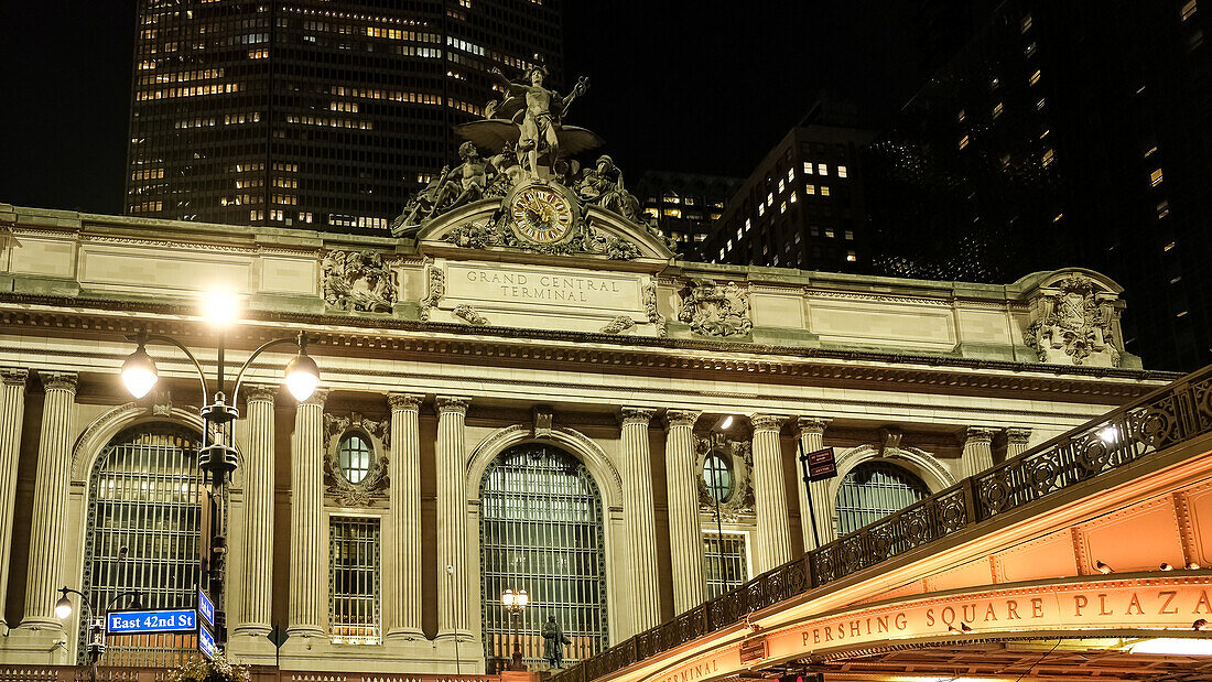 Blick auf das Grand Central Terminal bei Nacht, ein Nahverkehrsterminal in Midtown Manhattan, New York City, Vereinigte Staaten von Amerika, Nordamerika