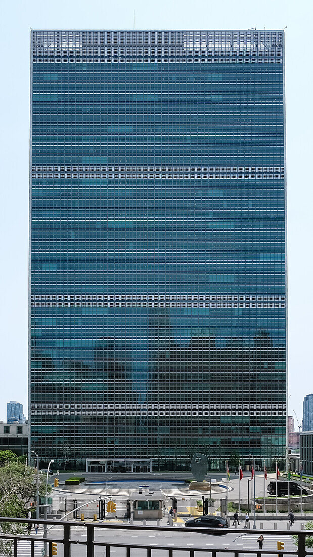 Blick auf das Sekretariatsgebäude der Vereinten Nationen, einen Wolkenkratzer am Sitz der Vereinten Nationen im Stadtteil Turtle Bay, Manhattan, New York City, Vereinigte Staaten von Amerika, Nordamerika