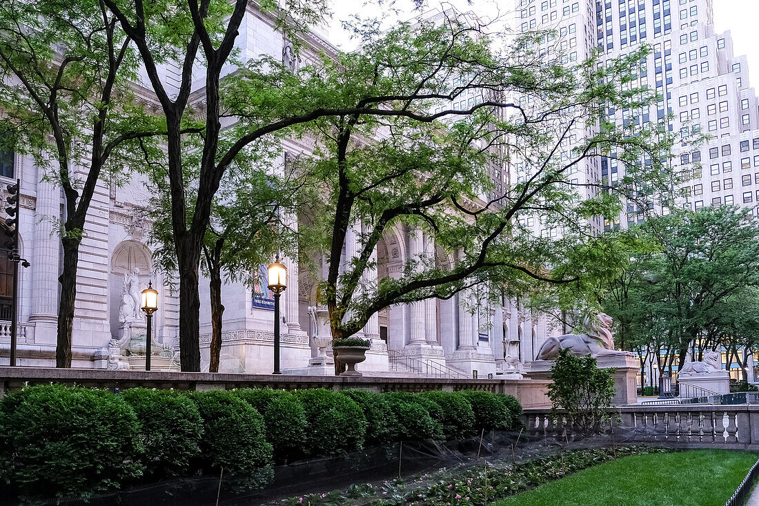 Architektonisches Detail der New York Public Library (NYPL), zweitgrößte Bibliothek der USA und viertgrößte der Welt, New York City, Vereinigte Staaten von Amerika, Nordamerika