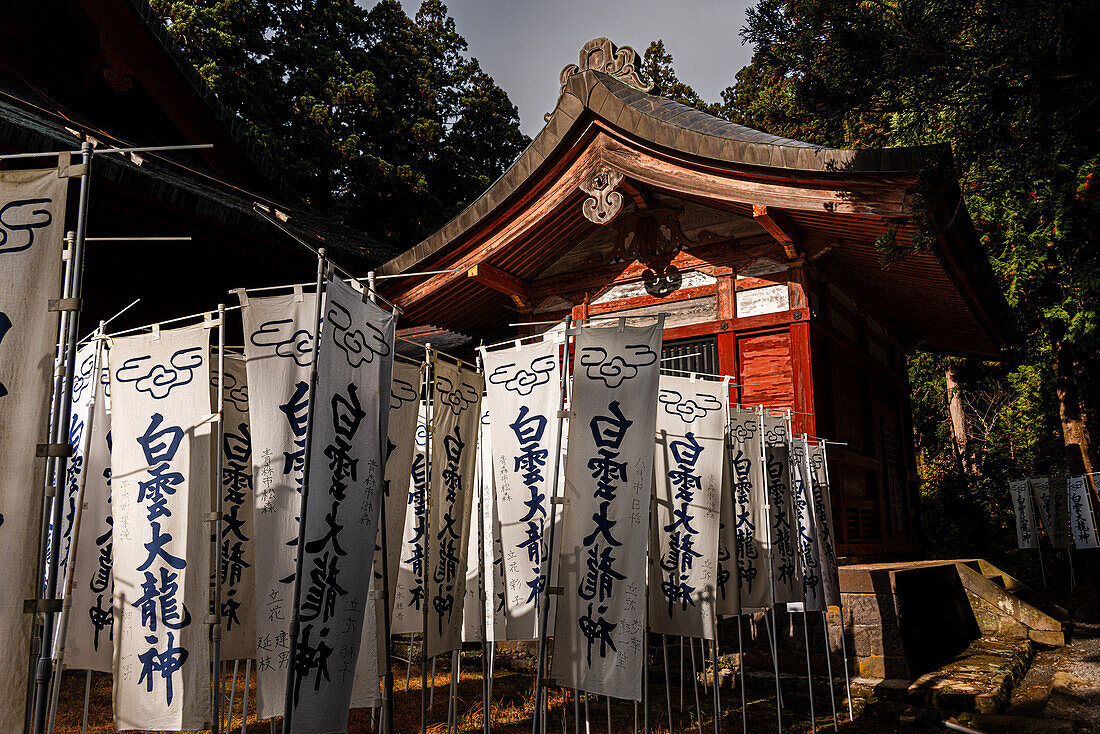 Weiße Banner mit Kanji-Schriftzug am Mount Iwaki-Schrein, nahe Hirosaki, Nord-Honshu, Japan, Asien