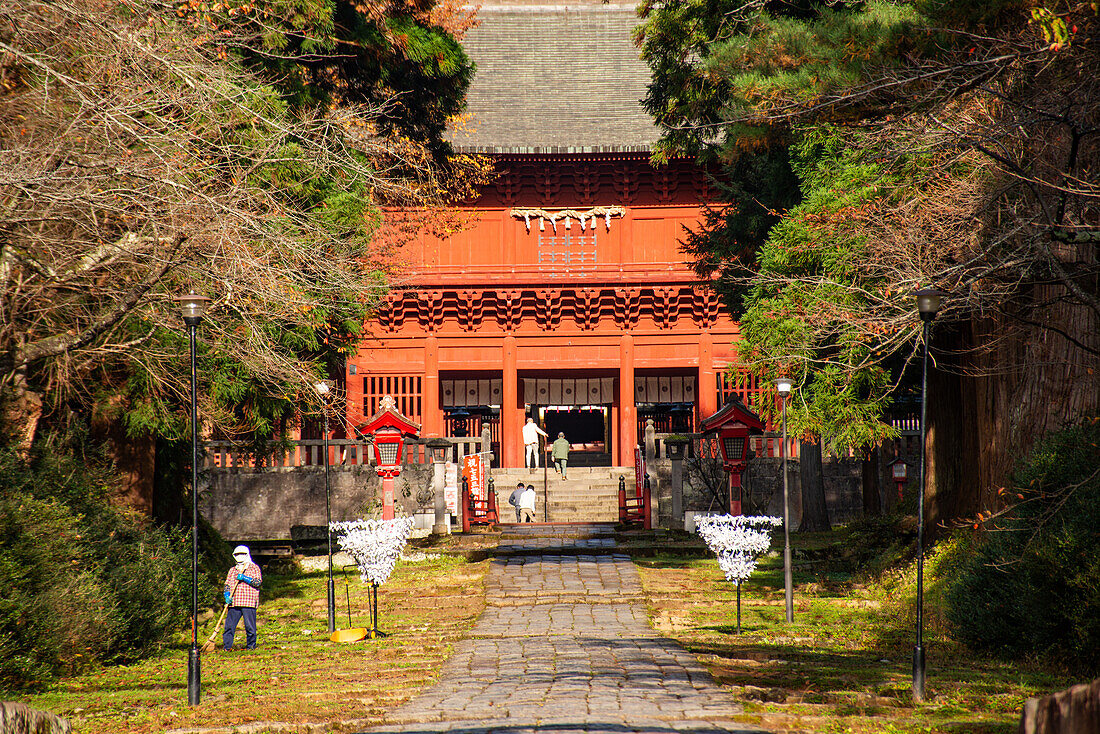 Nahaufnahme des feuerroten Hauptgebäudes des Mount-Iwaki-Schreins in der Nähe von Hirosaki, Nord-Honshu, Japan, Asien