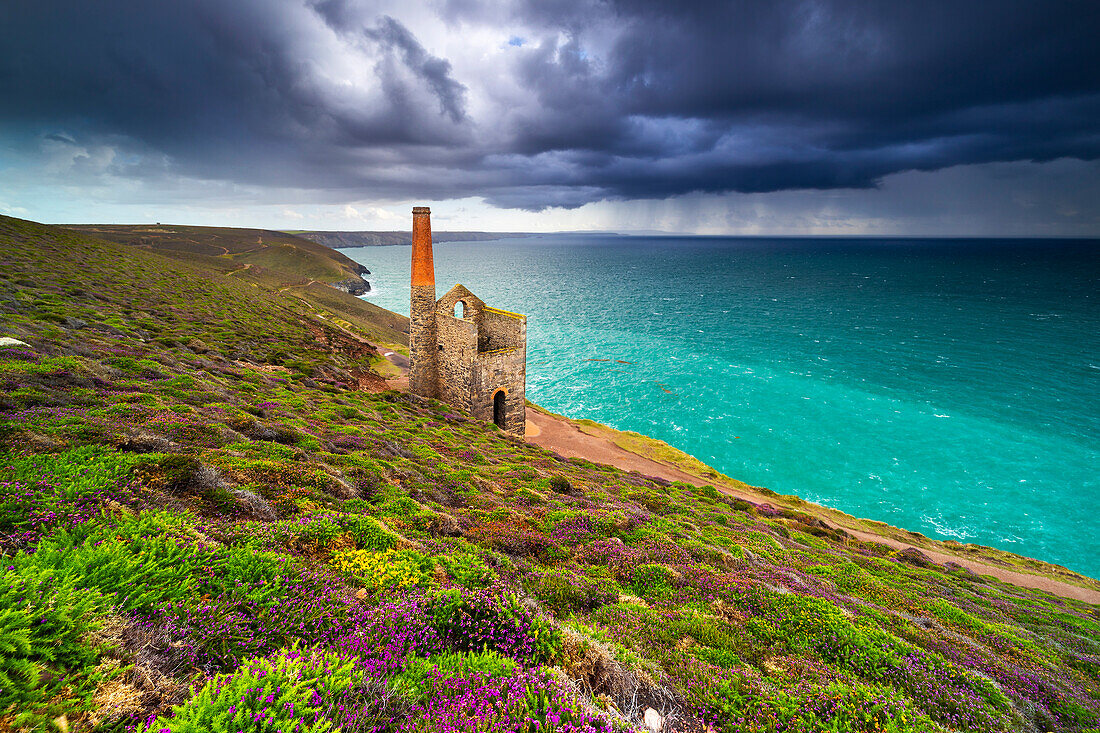 Wheal Coates bei einem Gewitter, UNESCO-Welterbe, St. Agnes, Cornwall, England, Vereinigtes Königreich, Europa