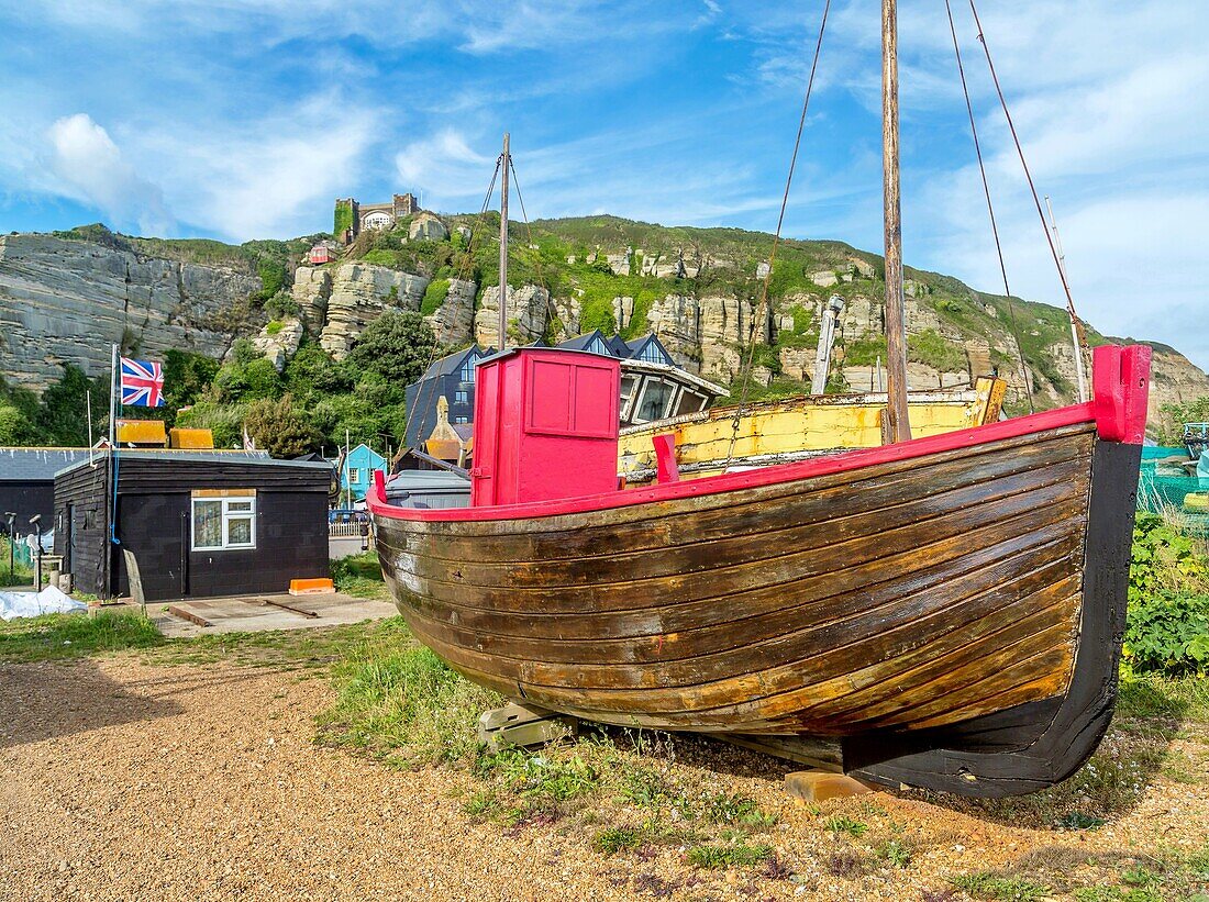 Fischerboote auf der Stade (dem Fischerstrand) in Hastings, East Sussex, England, Vereinigtes Königreich, Europa