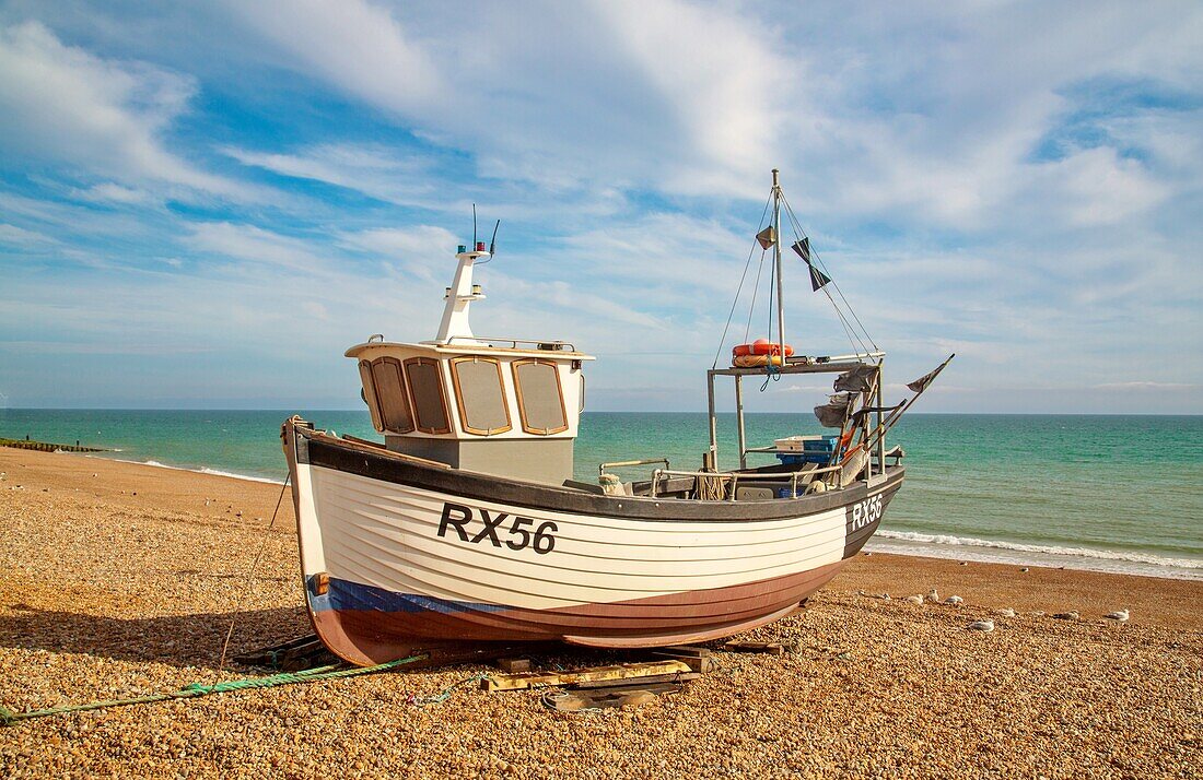 Fischerboote auf der Stade (dem Fischerstrand) in Hastings, East Sussex, England, Vereinigtes Königreich, Europa