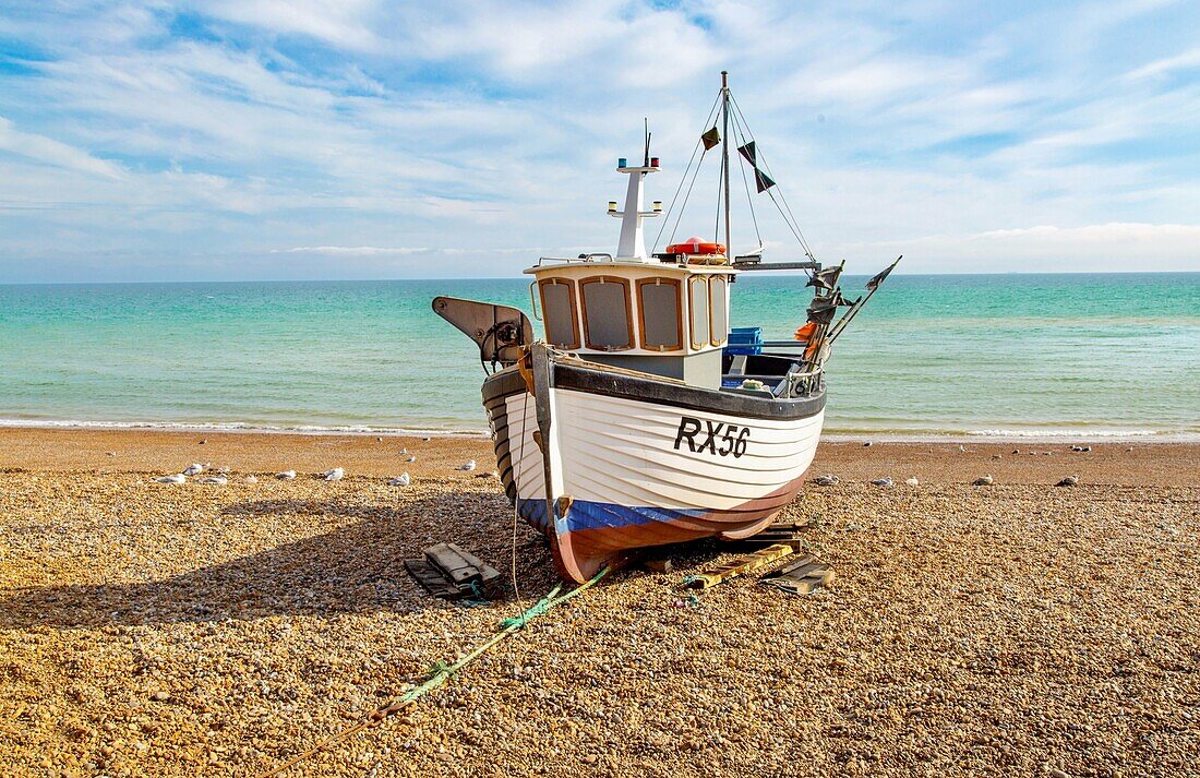 Fischerboote auf der Stade (dem Fischerstrand) in Hastings, East Sussex, England, Vereinigtes Königreich, Europa