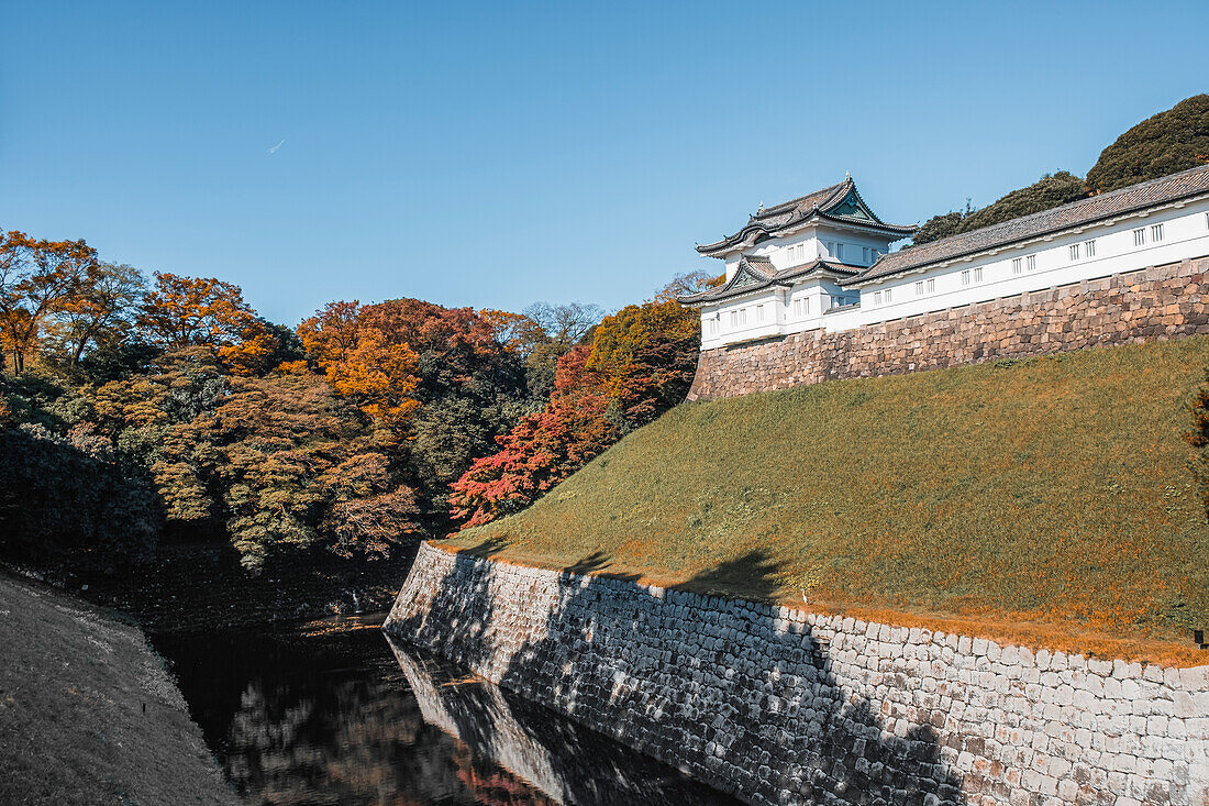 Fushimi-yagura Wachturm über dem Graben des Kaiserpalastes, im Herbst, Tokio, Honshu, Japan, Asien