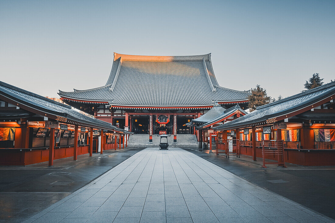 Senso-ji Temple at sunrise, Tokyo, Honshu, Japan, Asia