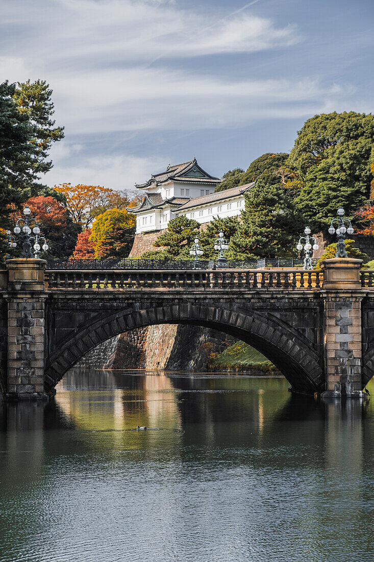 Nijubashi-Brücke über den Wassergraben und ein Wachturm im Kaiserpalast von Tokio im Herbst, Tokio, Honshu, Japan, Asien