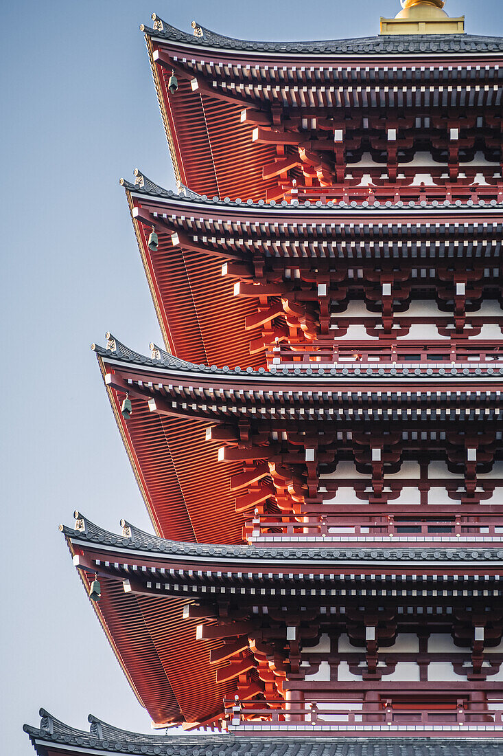 Details der fünfstöckigen Pagode bei Sonnenaufgang im Senso-ji-Tempel, Tokio, Honshu, Japan, Asien