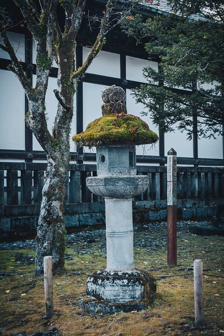 Ein kleiner, mit Moos bewachsener Schrein in Nikko, Honshu, Japan, Asien