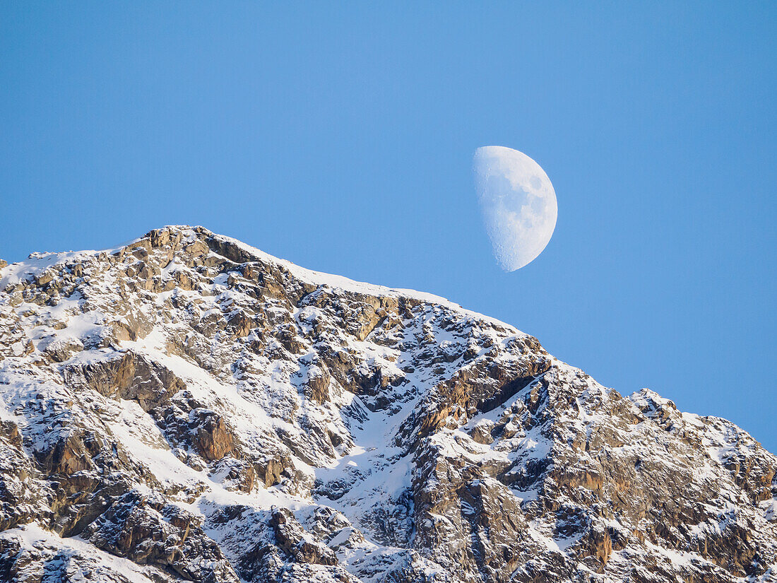 Mondaufgang hinter der Corvatschspitze, Schweiz, Europa