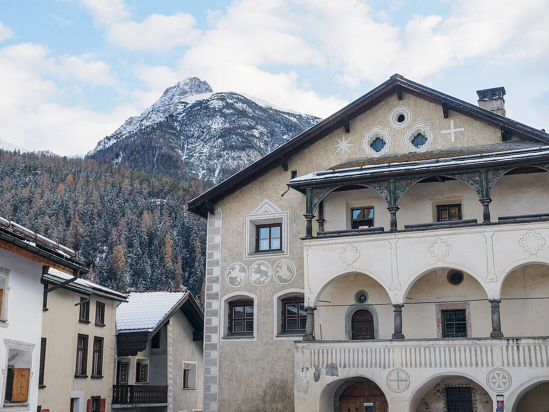 Einzigartige Sgraffito-Wandmalereien schmücken die traditionellen Häuser im Engadin, Graubünden, Schweiz, Europa