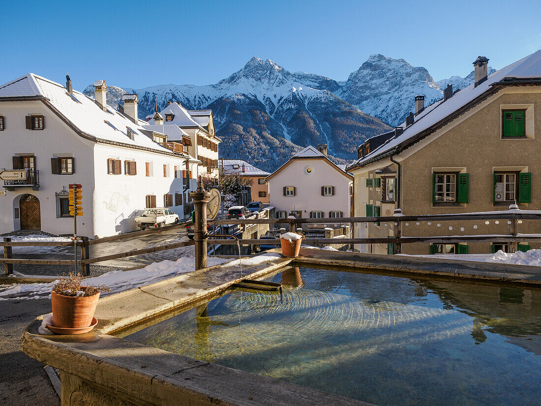 Ein Platz und ein Brunnen im Alpendorf Sent im Winter, Sent, Schweiz, Europa