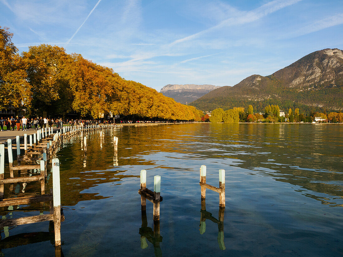 Berge und Herbstfarben an der Uferpromenade des Annecy-Sees, Annecy, Haute-Savoie, Frankreich, Europa