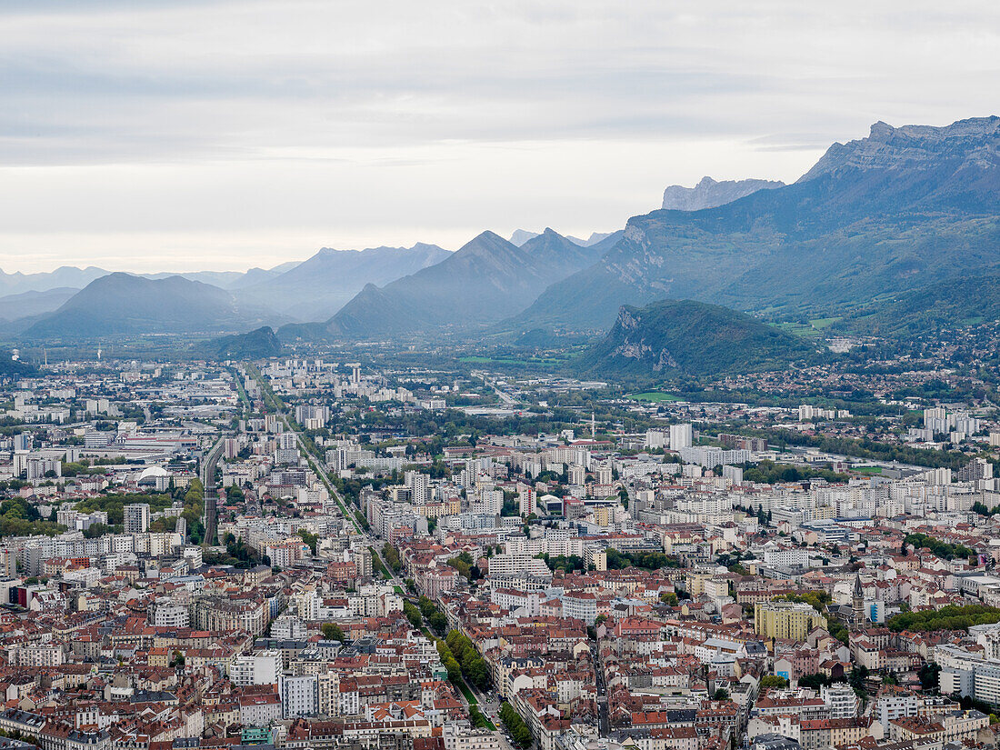 Blick vom Bastille-Hügel über Grenoble mit Bergen im Hintergrund, Grenoble, Auvergne-Rhone-Alpes, Frankreich, Europa