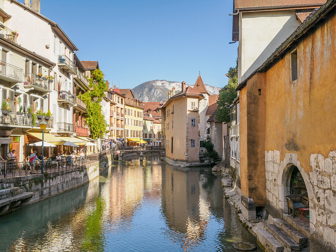 Von mittelalterlichen Häusern gesäumte Kanäle in der Altstadt von Annecy, Annecy, Haute-Savoie, Frankreich, Europa