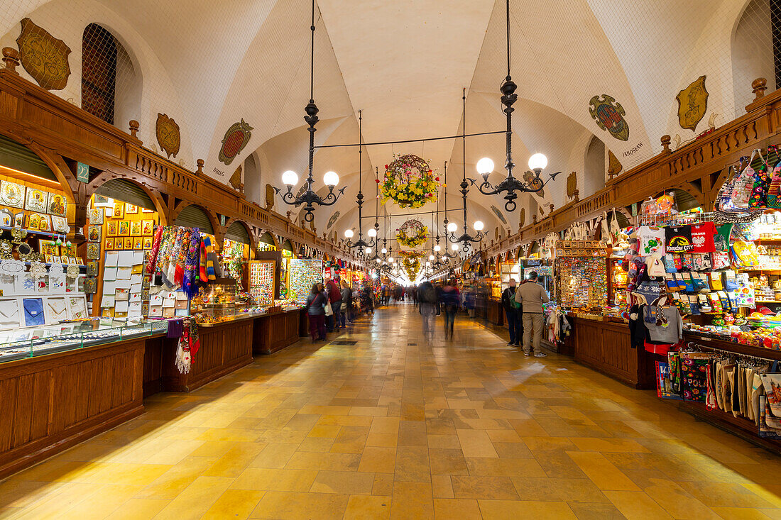 Stände in der Tuchhalle, Sukiennice, Krakau, Polen, Europa