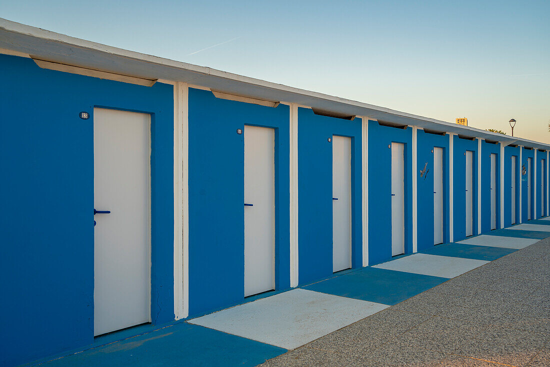 Blick auf blaue und weiße Strandhütten am Lido am Strand von Rimini, Rimini, Emilia-Romagna, Italien, Europa