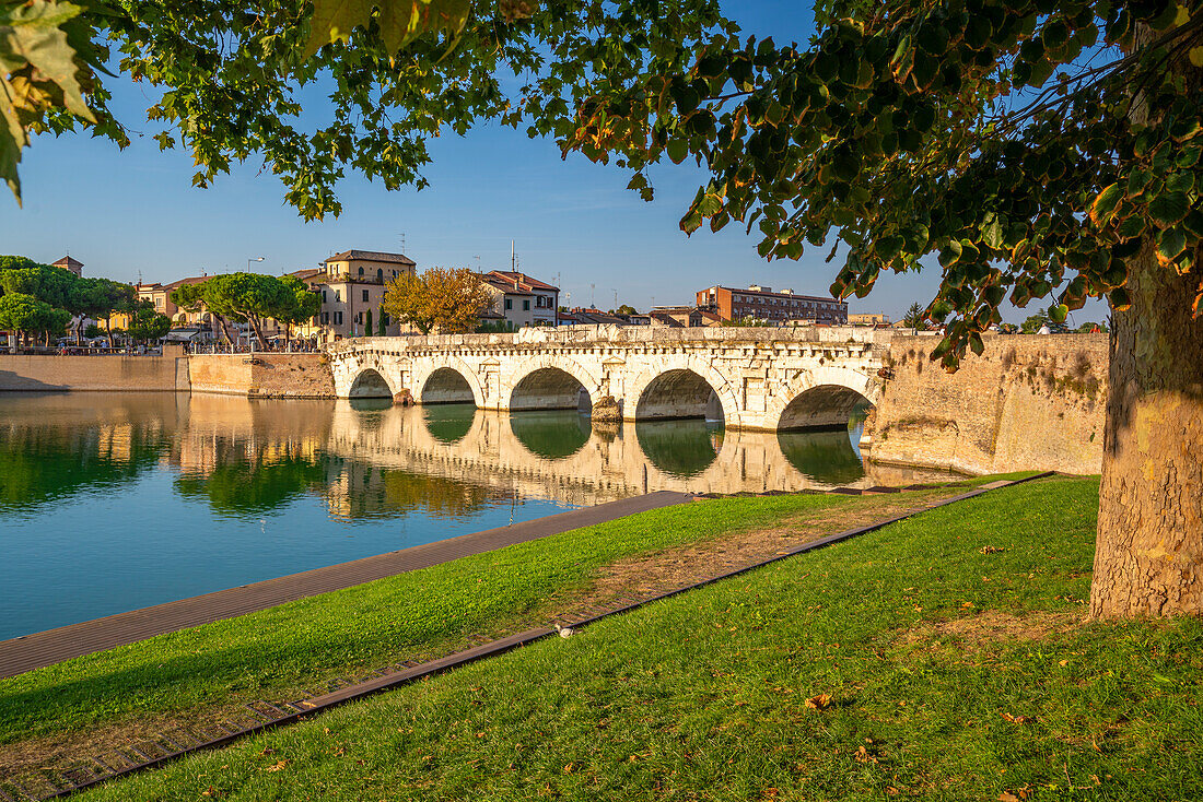 Blick auf die Ponte di Tiberio, die sich im Kanal von Rimini spiegelt, Rimini, Emilia-Romagna, Italien, Europa