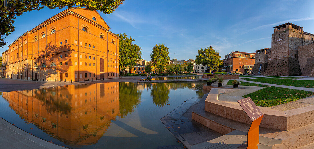 Blick auf das Theater Amintore Galli und die Rocca Malatestiana von der Piazza Malatesta, Rimini, Emilia-Romagna, Italien, Europa