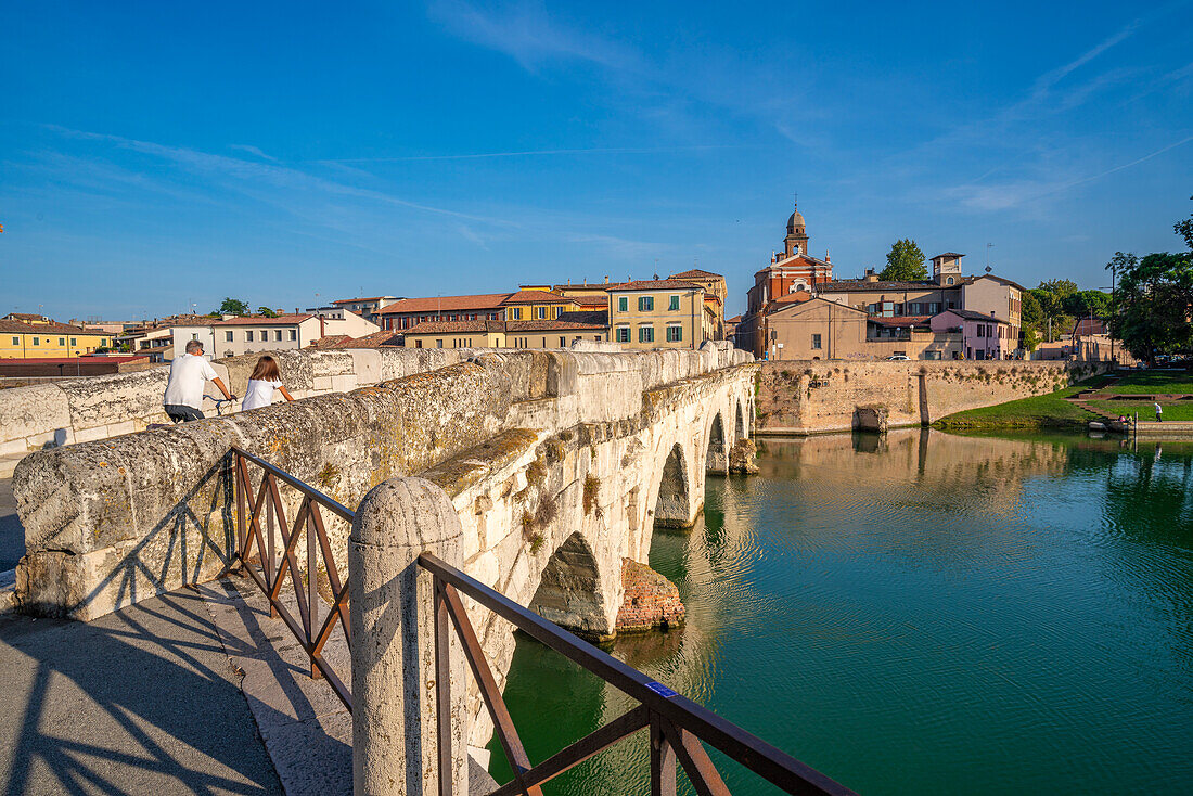 Blick auf die Ponte di Tiberio, die sich im Kanal von Rimini spiegelt, von Borgo San Giuliano, Rimini, Emilia-Romagna, Italien, Europa