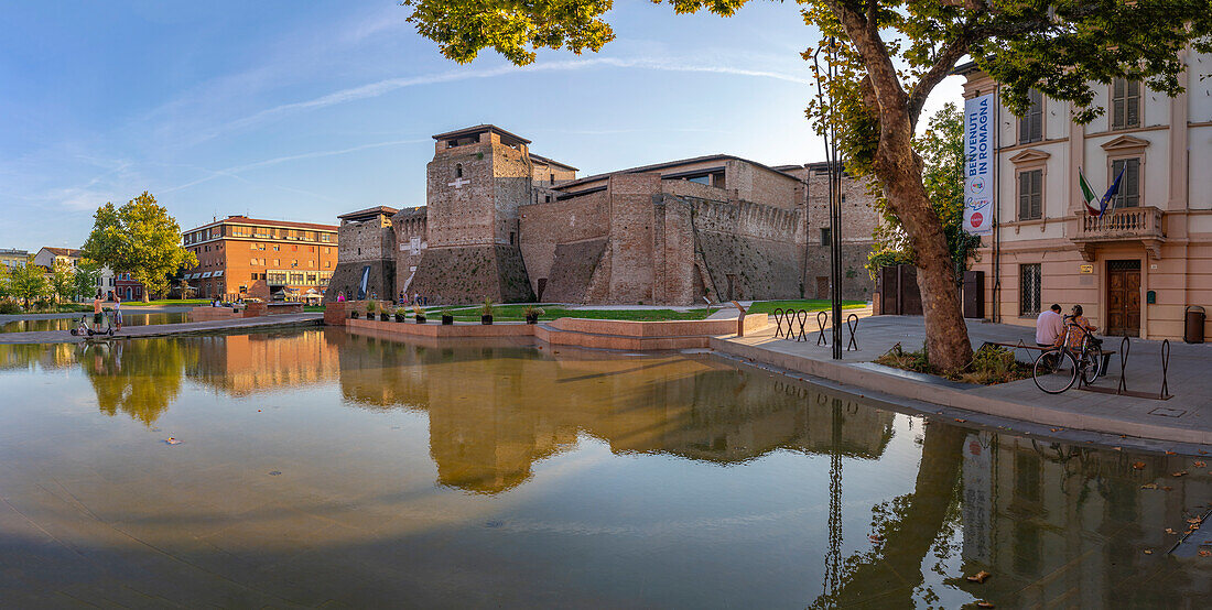 Blick auf die Rocca Malatestiana von der Piazza Malatesta aus, Rimini, Emilia-Romagna, Italien, Europa
