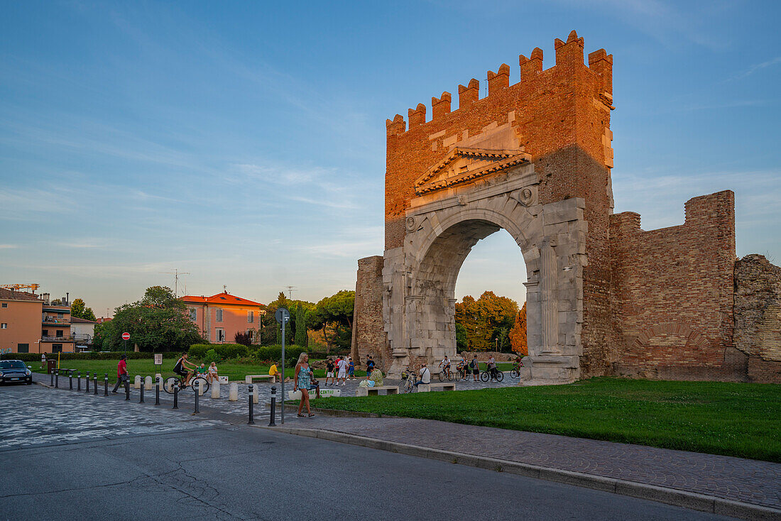 Blick auf den Augustusbogen (Arco d'Augusto) bei Sonnenuntergang, Rimini, Emilia-Romagna, Italien, Europa