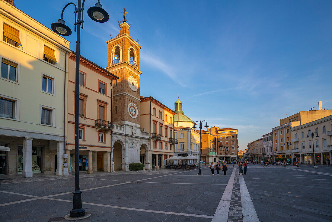 Blick auf den Torre dell'Orologio auf der Piazza Tre Martiri, Rimini, Emilia-Romagna, Italien, Europa