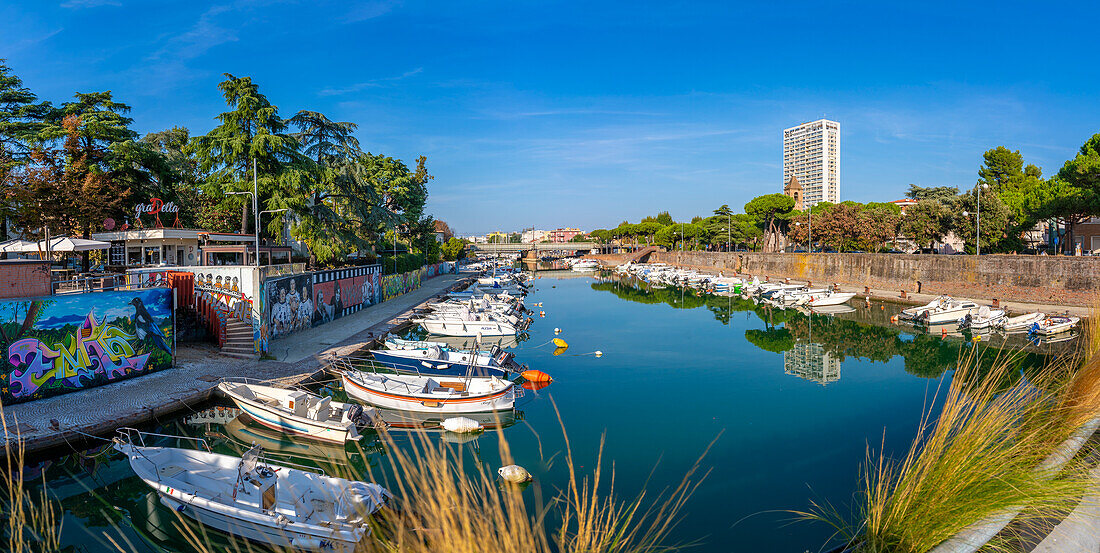 Blick auf Boote und Spiegelungen auf dem Kanal von Rimini, Rimini, Emilia-Romagna, Italien, Europa