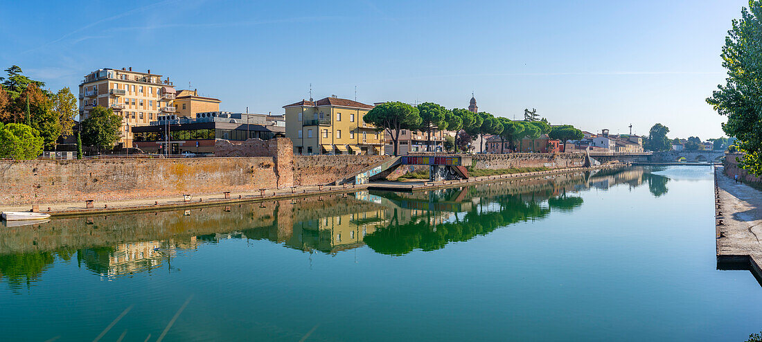 Blick auf Gebäude und Spiegelungen im Kanal von Rimini, Rimini, Emilia-Romagna, Italien, Europa
