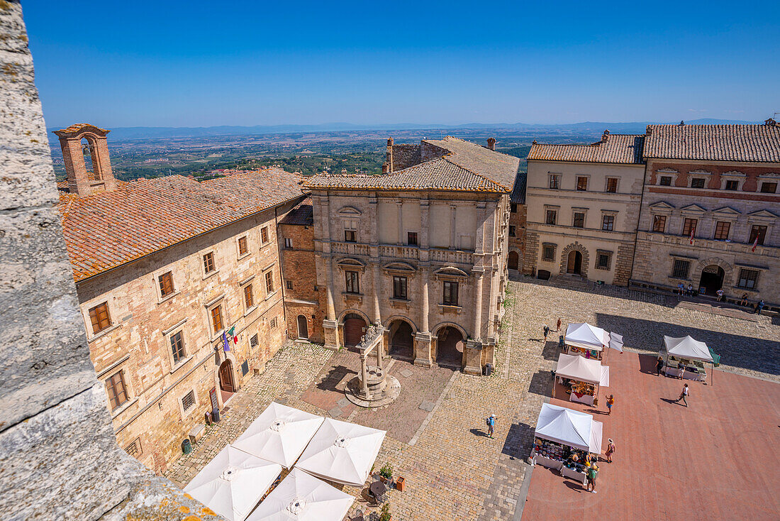 Blick auf die Piazza Grande vom Palazzo Comunale in Montepulciano, Montepulciano, Provinz Siena, Toskana, Italien, Europa