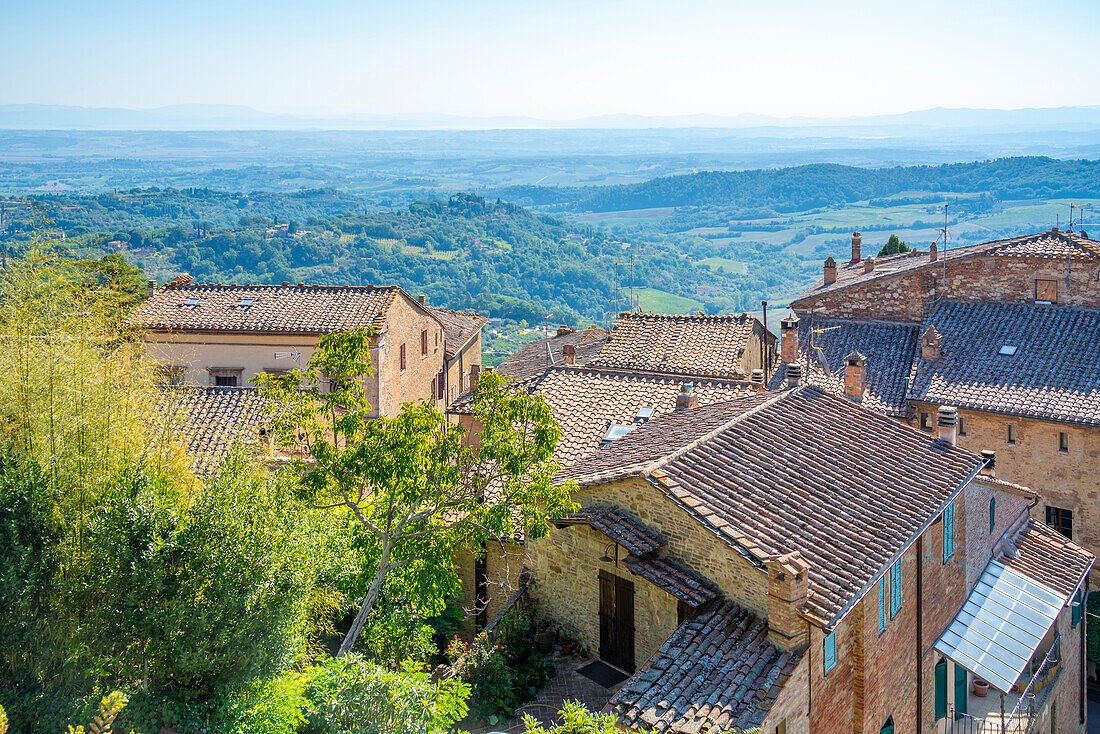 Blick auf die toskanische Landschaft und Dächer von Montepulciano, Montepulciano, Provinz Siena, Toskana, Italien, Europa