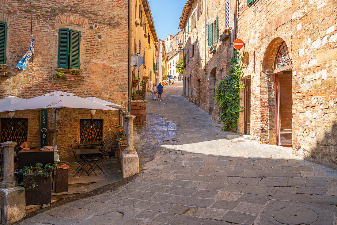 View of cafe and bar in narrow street in Montepulciano, Montepulciano, Province of Siena, Tuscany, Italy, Europe