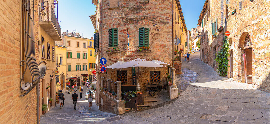Blick auf ein Café und eine Bar in einer engen Straße in Montepulciano, Montepulciano, Provinz Siena, Toskana, Italien, Europa