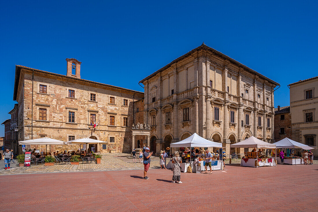Blick auf Marktstände auf der Piazza Grande in Montepulciano, Montepulciano, Provinz Siena, Toskana, Italien, Europa