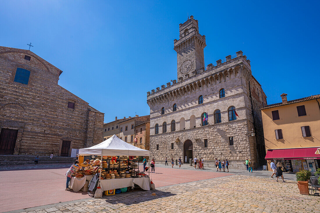 Blick auf den Palazzo Comunale auf der Piazza Grande in Montepulciano, Montepulciano, Provinz Siena, Toskana, Italien, Europa