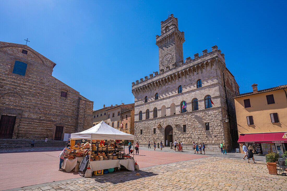 View of Palazzo Comunale in Piazza Grande in Montepulciano, Montepulciano, Province of Siena, Tuscany, Italy, Europe