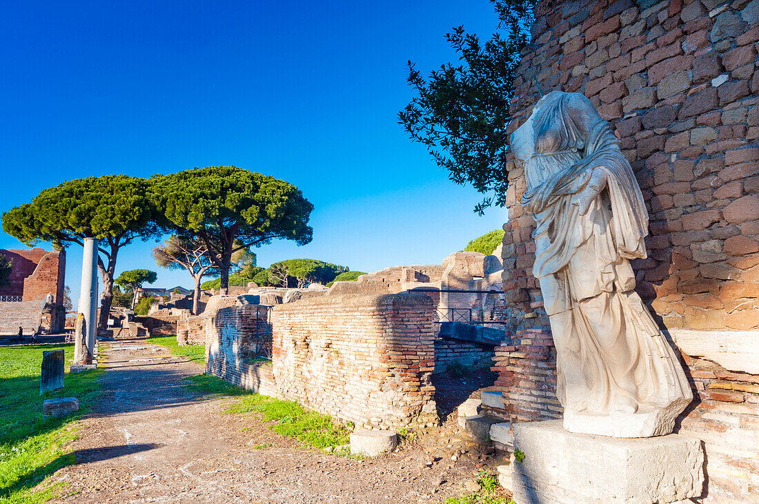 Die Siegesstatue auf der Rückseite des Römischen Tempels und des Augustustempels, archäologische Stätte von Ostia Antica, Ostia, Provinz Rom, Latium (Lazio), Italien, Europa