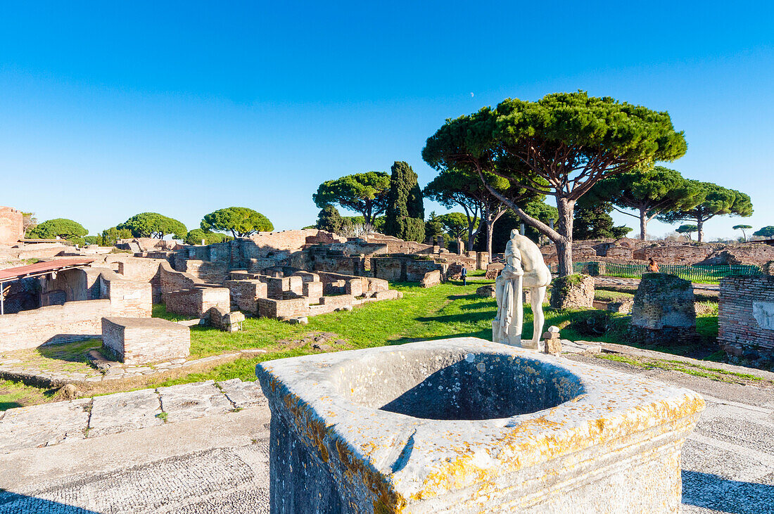 Herkulestempel, Statue des Cartilius Poplicola, Ausgrabungsstätte Ostia Antica, Ostia, Provinz Rom, Latium, Italien, Europa