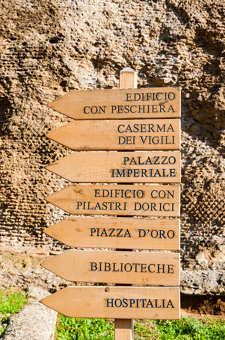 Holzschilder in der Hadriansvilla, UNESCO-Welterbestätte, Tivoli, Provinz Rom, Latium, Italien, Europa