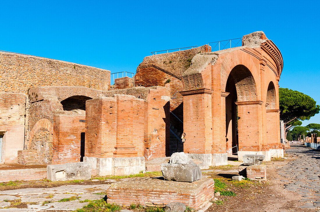Außenansicht des Theaters, archäologische Ausgrabungsstätte Ostia Antica, Ostia, Provinz Rom, Latium (Lazio), Italien, Europa
