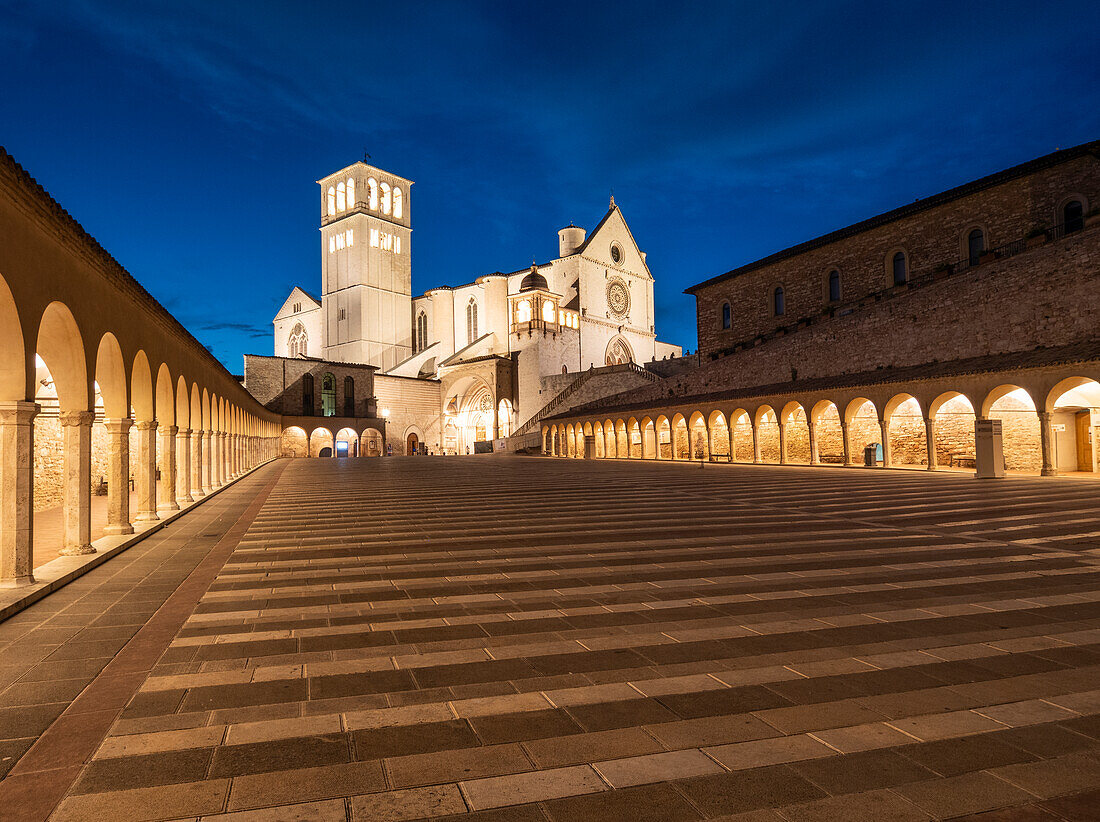 Unterer Platz des Heiligen Franziskus und die Basilika des Heiligen Franziskus von Assisi, nachts beleuchtet, UNESCO-Welterbe, Assisi, Perugia, Umbrien, Italien, Europa
