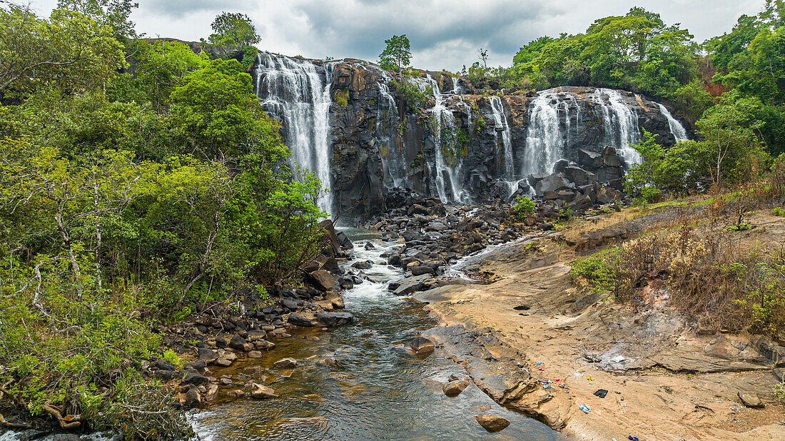 Luftaufnahme der Chiumbe-Wasserfälle, Lunda Sul, Angola, Afrika